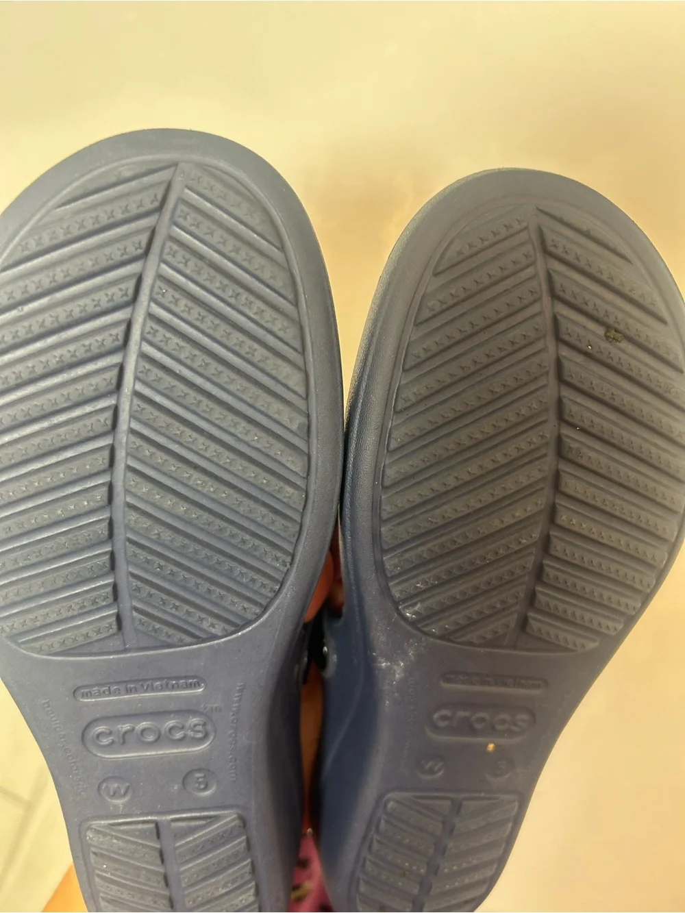 CROCS SANRAH Hammered medallion wedge sandals. NEW? Navy size 5